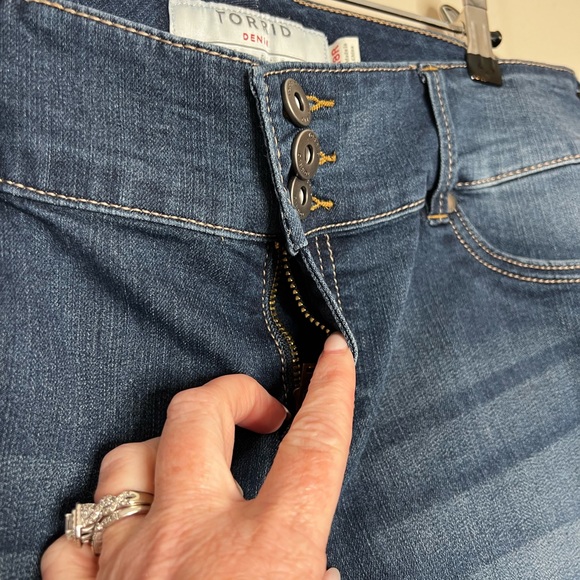 Torrid Denim Plus Size Indigo High Rise Tripe Button Front Denim Jean Jegging 18 - Picture 4 of 16